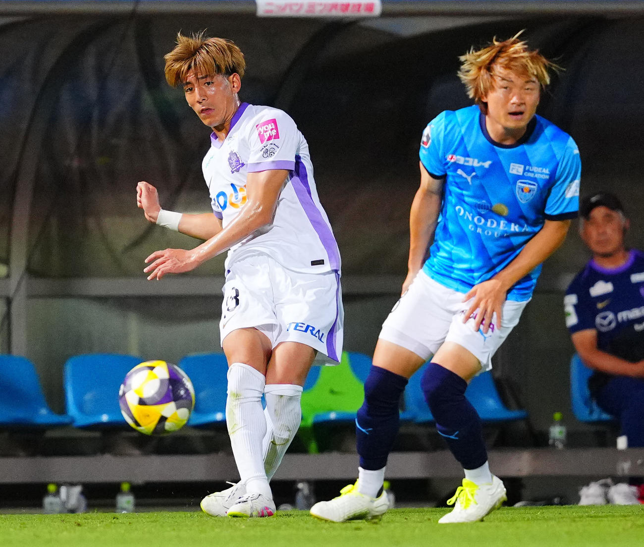 横浜FC対広島　後半、クロスを上げる広島新井（左）（撮影・垰建太）