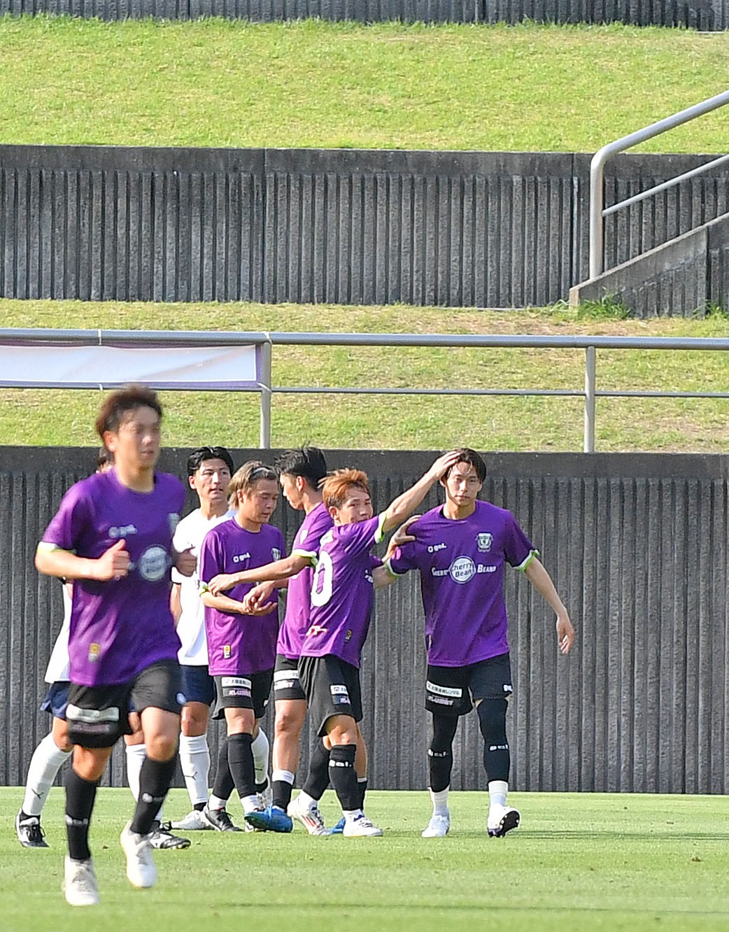 前半、PKでゴールを決め、仲間と喜び合う藤枝前田（右端）