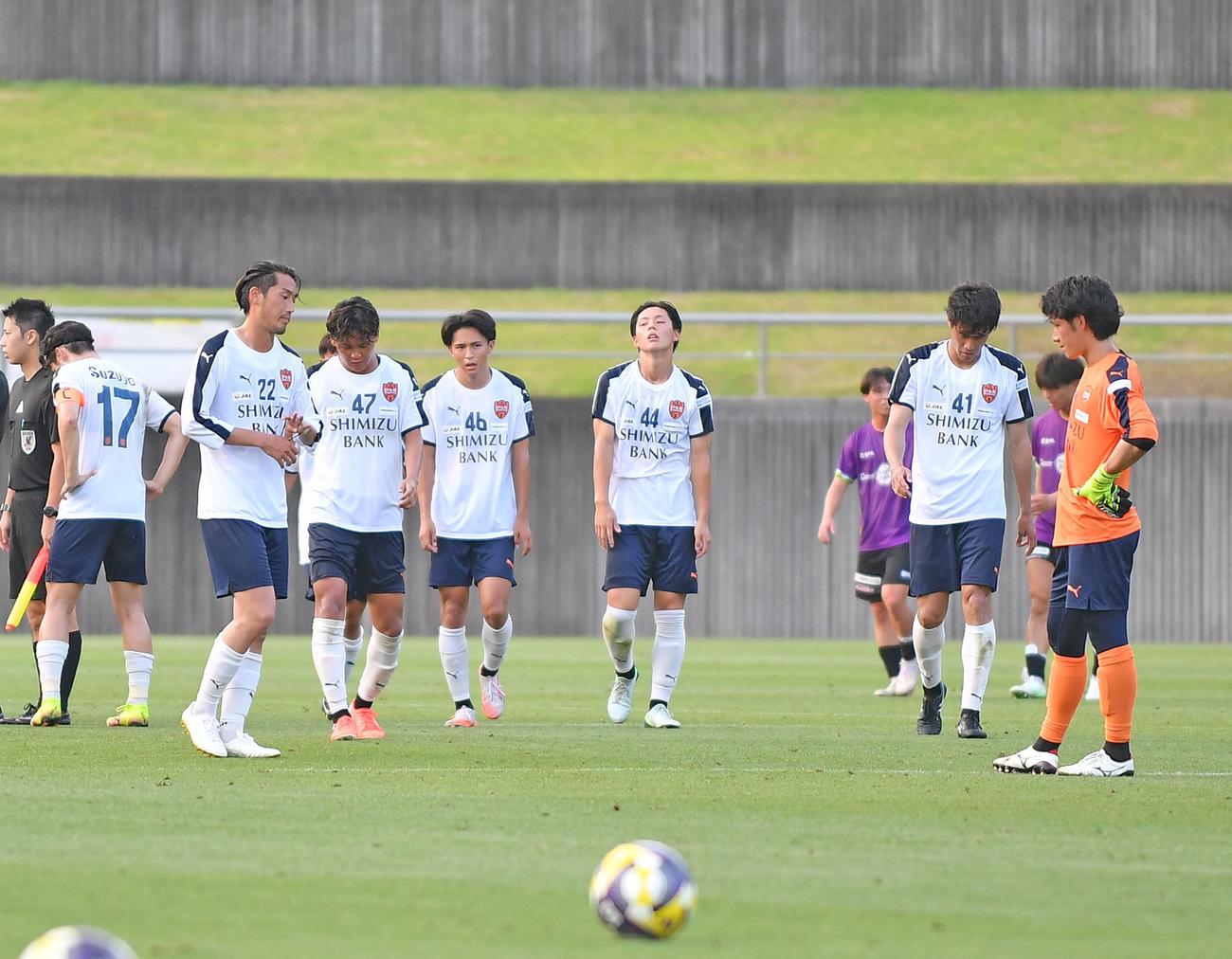 完封負けを喫し、悔しがる清水の選手たち