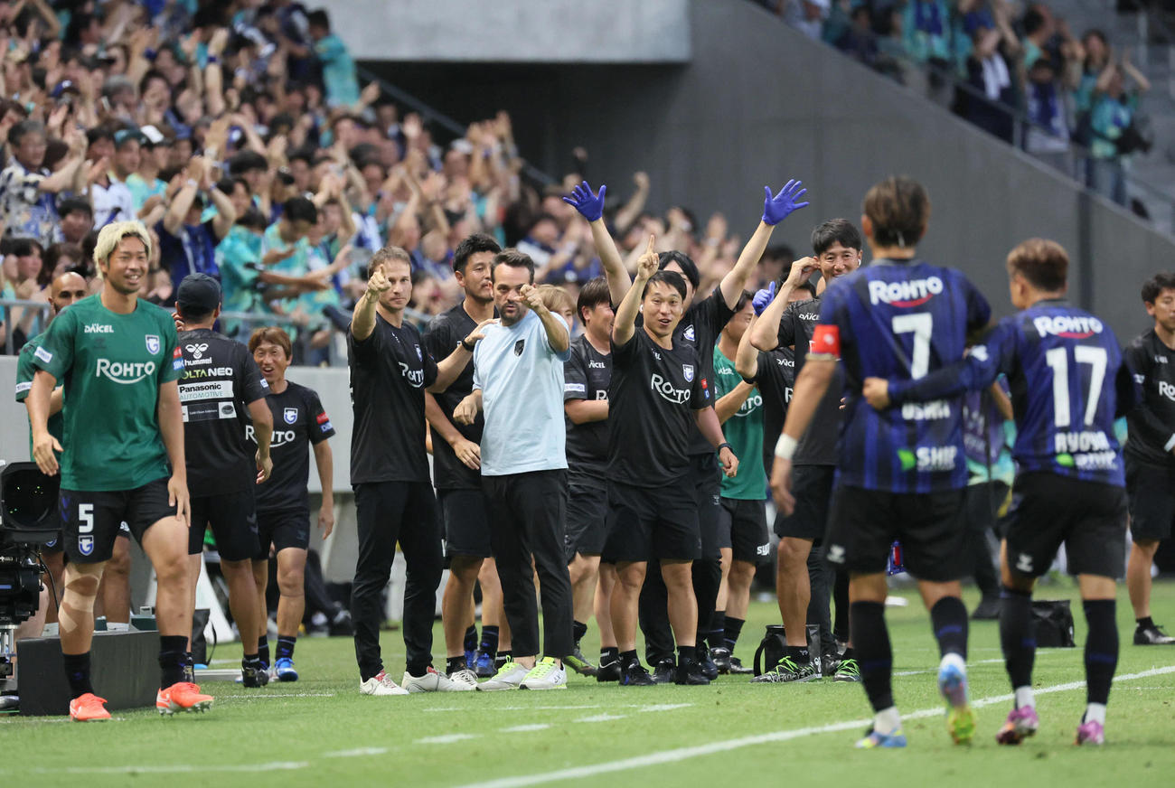 G大阪対FC東京　前半、フリーキックを直接決めて先制したG大阪宇佐美（撮影・宮崎幸一）