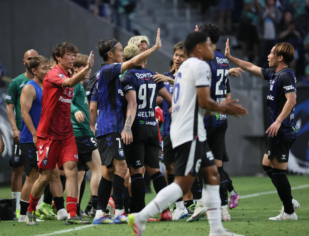 G大阪対FC東京　前半、フリーキックを直接決めて先制したG大阪宇佐美（中央左）は、仲間の祝福を受ける（撮影・宮崎幸一）