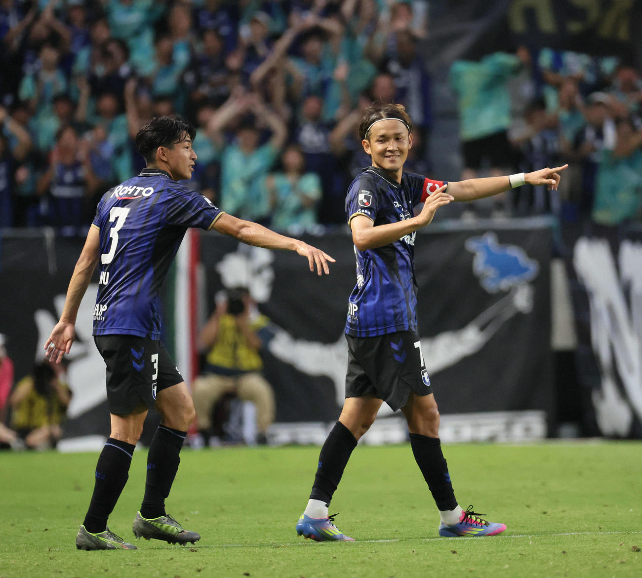 G大阪対FC東京　前半、フリーキックを直接決めて先制したG大阪宇佐美は、称賛に応える（撮影・宮崎幸一）