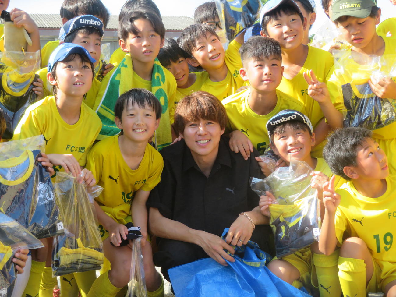 小学時代に在籍したFC本郷を訪れ、練習着約100枚を寄贈した川崎フロンターレMF脇坂泰斗（前列中央）（撮影・佐藤成）