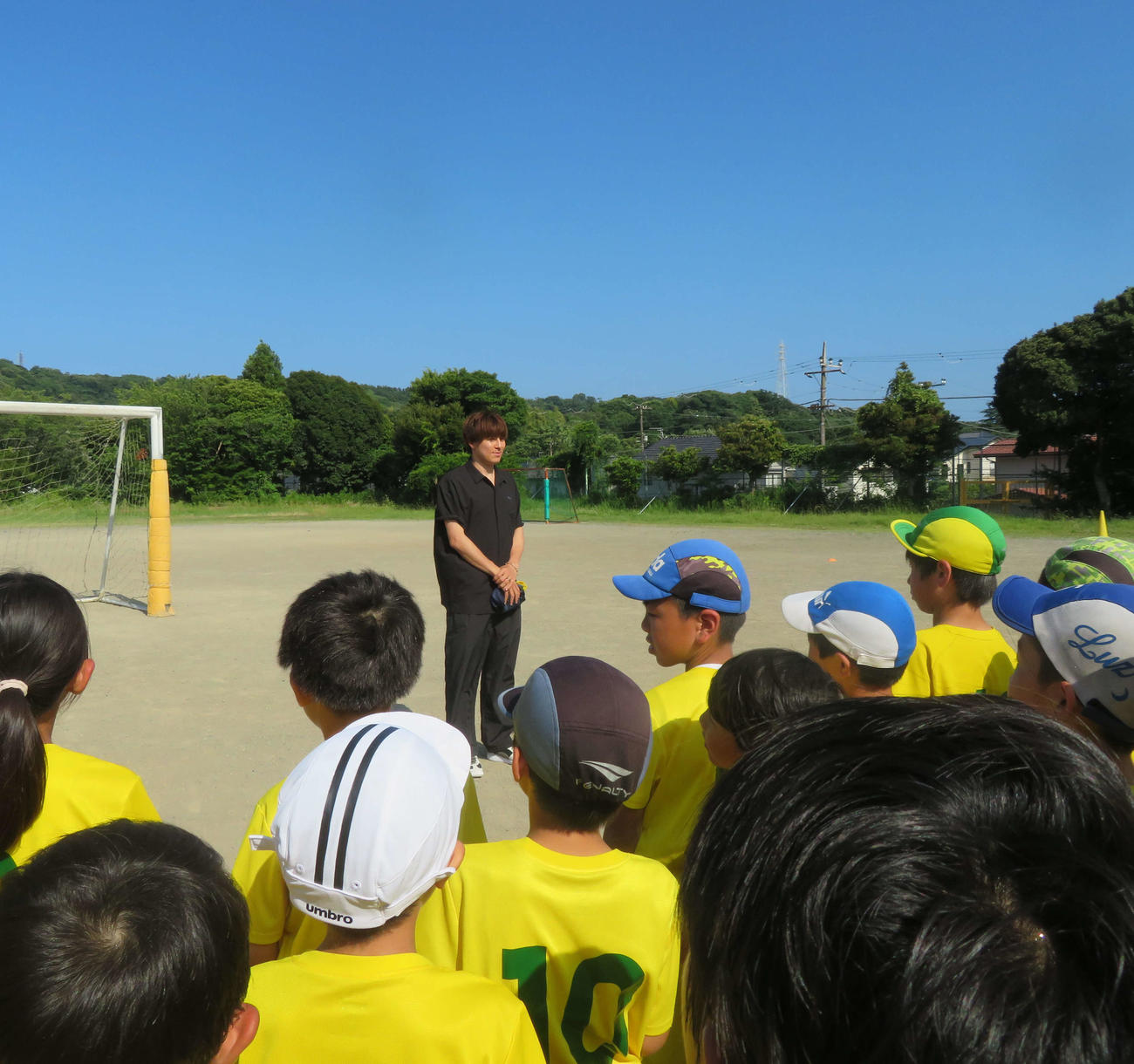 小学時代に在籍したFC本郷を訪れ、練習着約100枚を寄贈した川崎フロンターレMF脇坂泰斗（撮影・佐藤成）