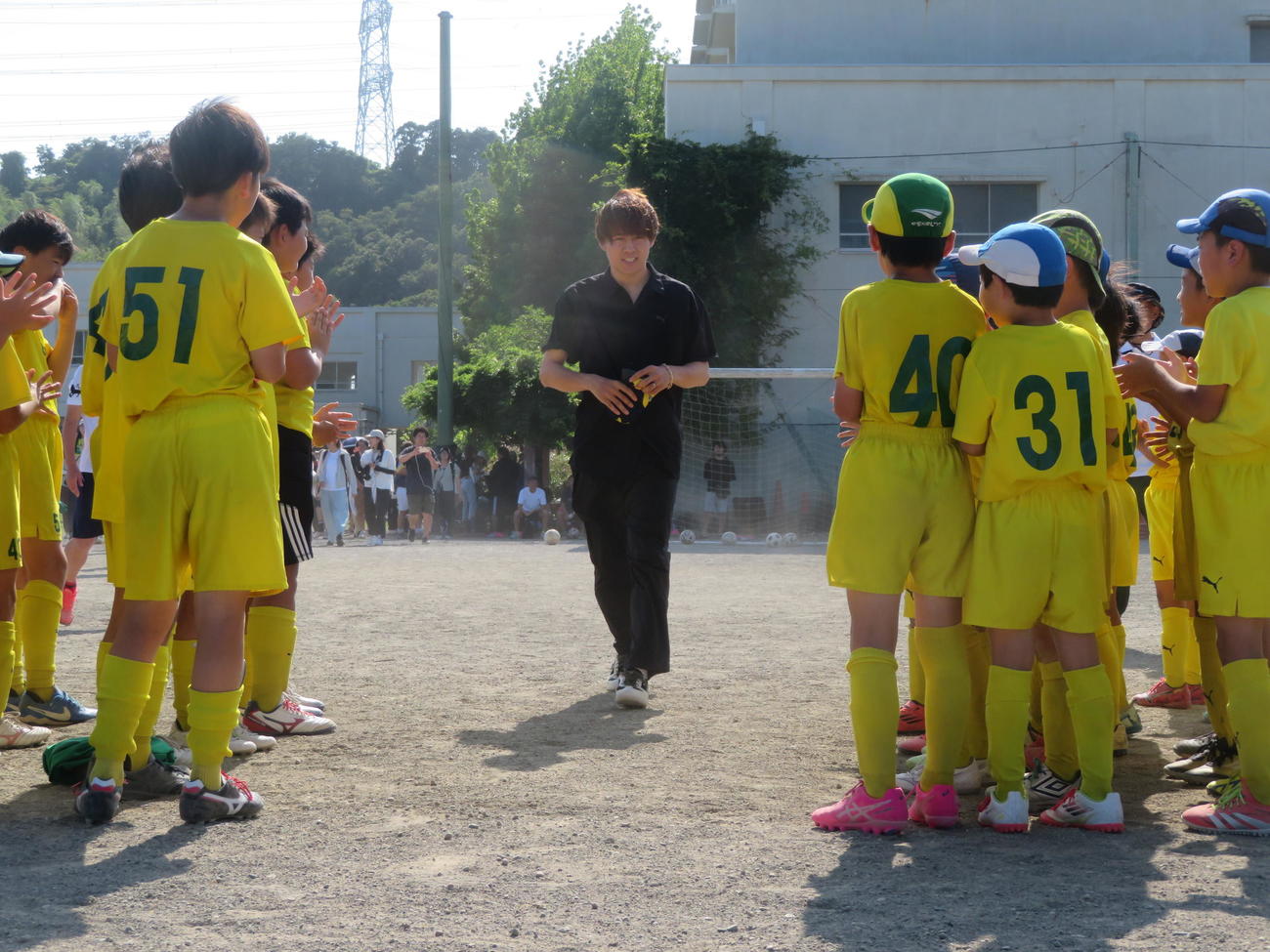 小学時代に在籍したFC本郷を訪れ、練習着約100枚を寄贈した川崎フロンターレMF脇坂泰斗（撮影・佐藤成）