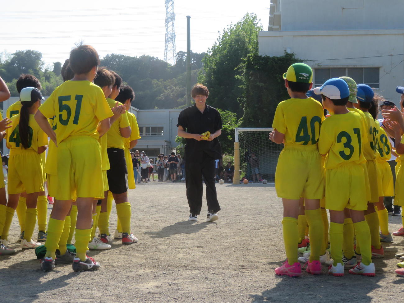 小学時代に在籍したFC本郷を訪れ、練習着約100枚を寄贈した川崎フロンターレMF脇坂泰斗（撮影・佐藤成）