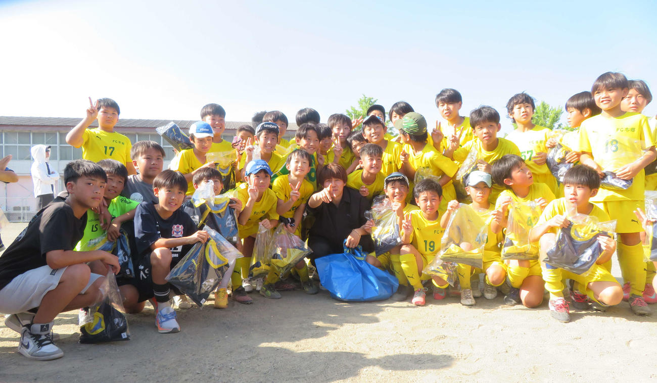 小学時代に在籍したFC本郷を訪れ、練習着約100枚を寄贈した川崎フロンターレMF脇坂泰斗（前列中央）（撮影・佐藤成）