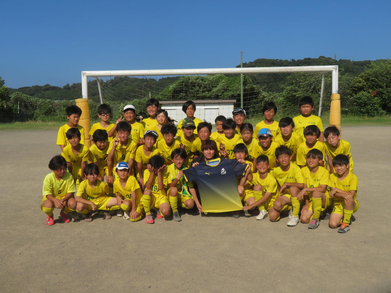 小学時代に在籍したFC本郷を訪れ、練習着約100枚を寄贈した川崎フロンターレMF脇坂泰斗（前列中央）（撮影・佐藤成）