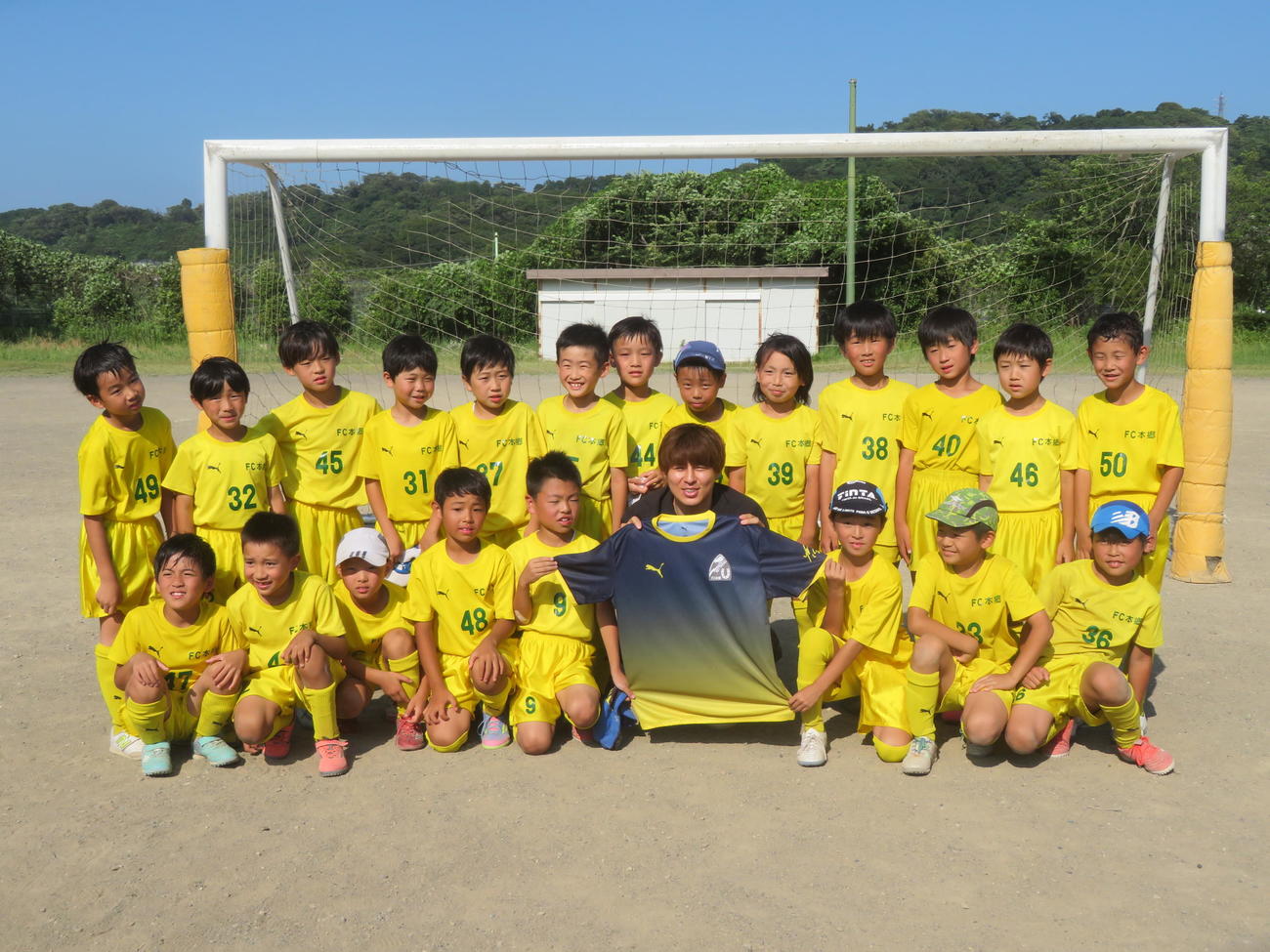 小学時代に在籍したFC本郷を訪れ、練習着約100枚を寄贈した川崎フロンターレMF脇坂泰斗（前列中央）（撮影・佐藤成）