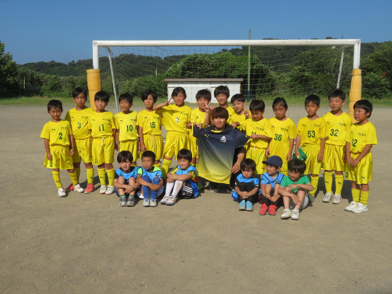 小学時代に在籍したFC本郷を訪れ、練習着約100枚を寄贈した川崎フロンターレMF脇坂泰斗（前列中央）（撮影・佐藤成）