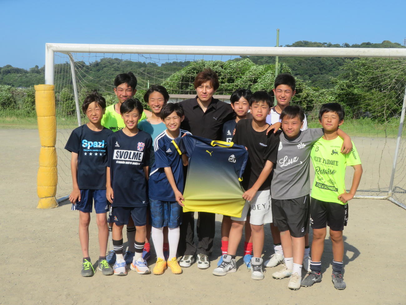 小学時代に在籍したFC本郷を訪れ、練習着約100枚を寄贈した川崎フロンターレMF脇坂泰斗（前列中央）（撮影・佐藤成）
