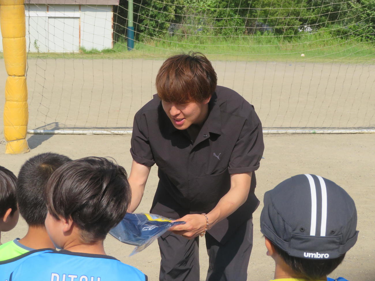 小学時代に在籍したFC本郷を訪れ、練習着約100枚を寄贈した川崎フロンターレMF脇坂泰斗（撮影・佐藤成）