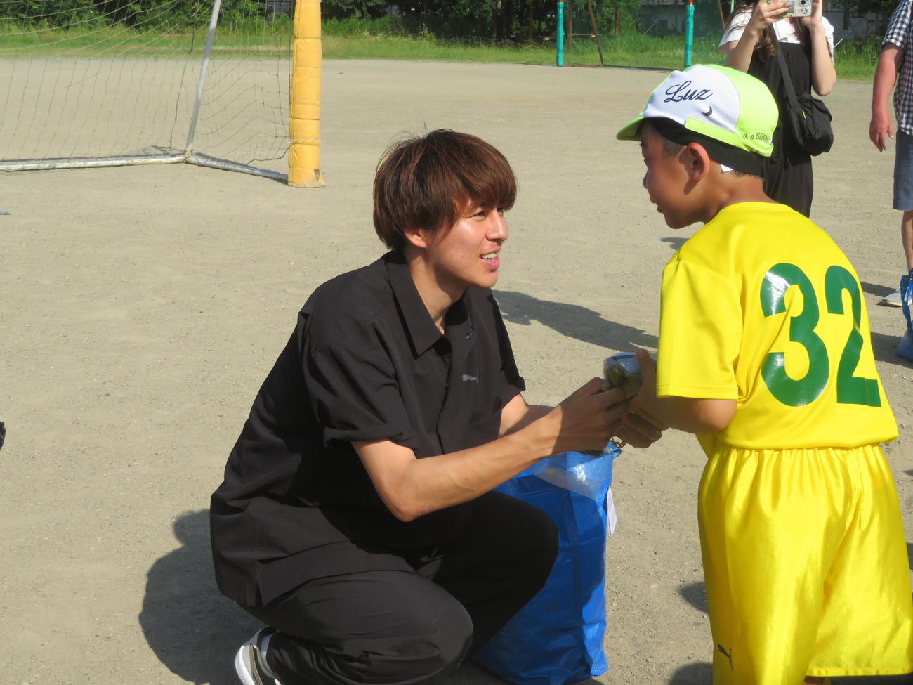 小学時代に在籍したFC本郷を訪れ、練習着約100枚を寄贈した川崎フロンターレMF脇坂泰斗（撮影・佐藤成）