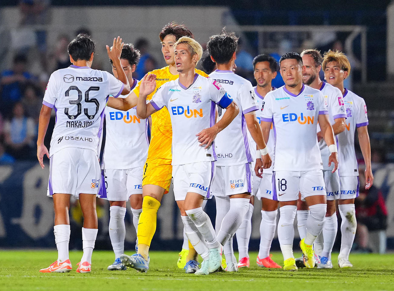 横浜FC対広島　横浜FCに勝利しタッチを交わす広島の選手たち（撮影・垰建太）