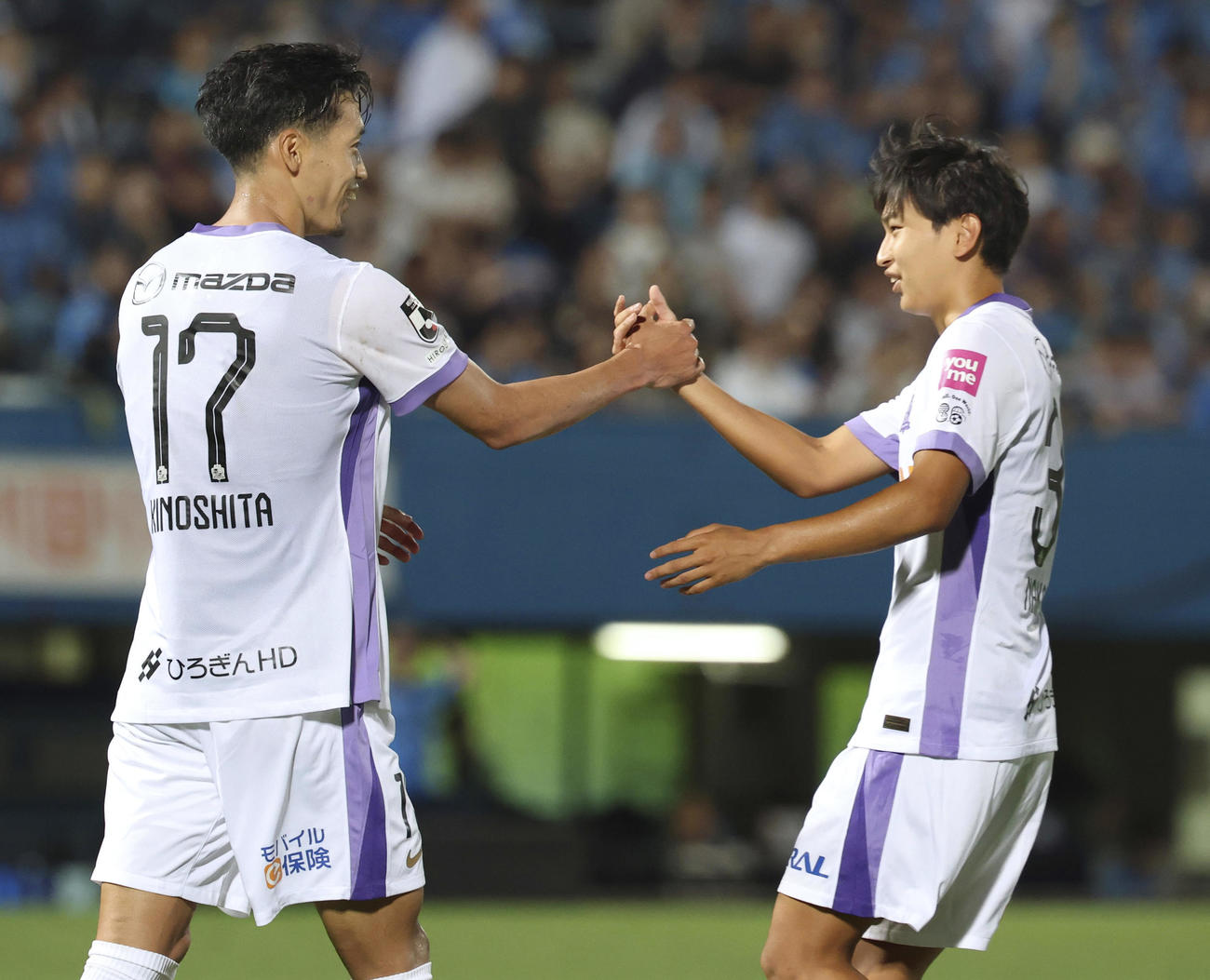 横浜FC対広島　後半、自身2点目のゴールを決め、中島と握手を交わす広島木下（左、共同）
