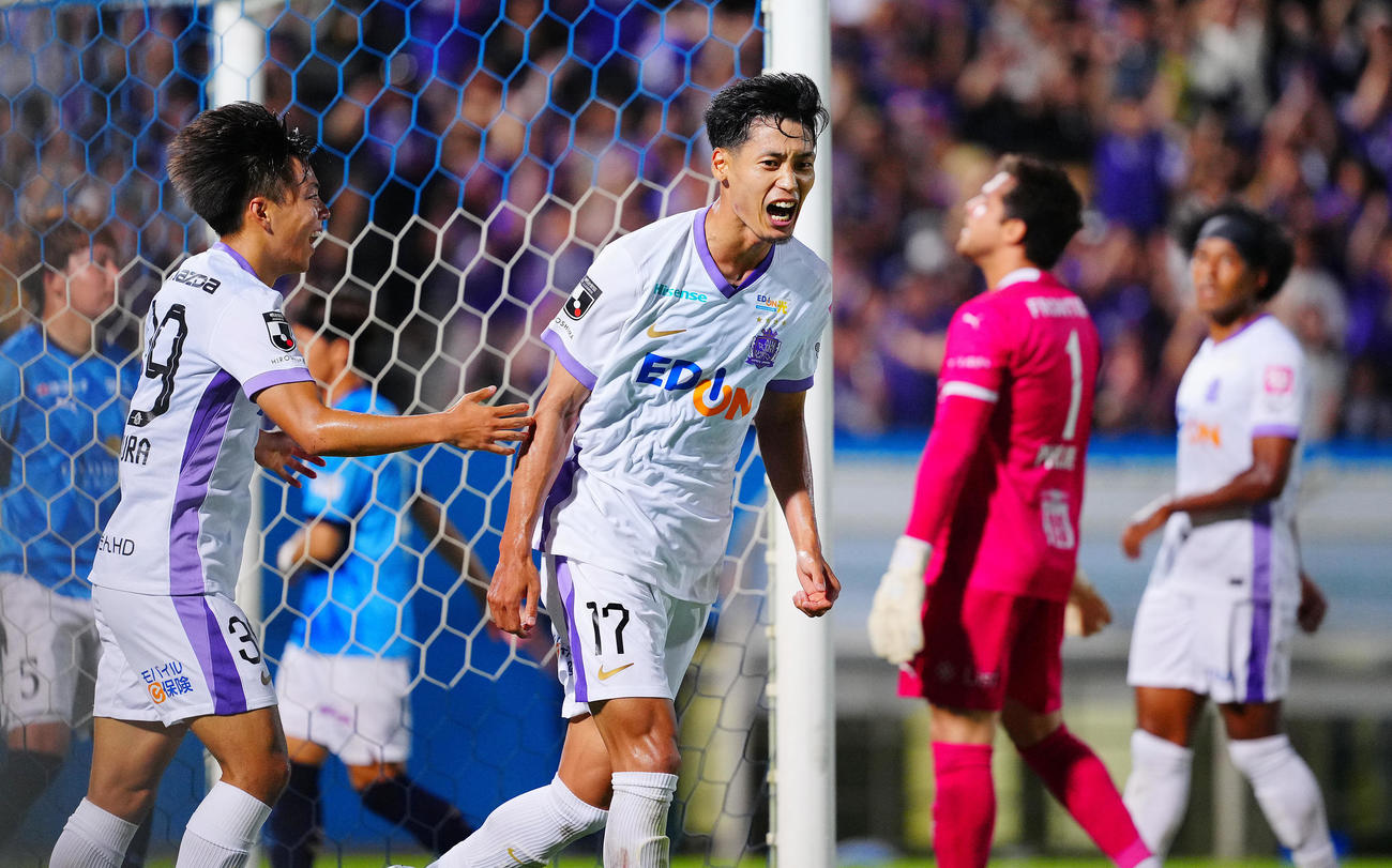 横浜FC対広島　後半、自身2点目のチーム4点目となるゴールを決め雄たけびをあげる広島木下（中央）（撮影・垰建太）