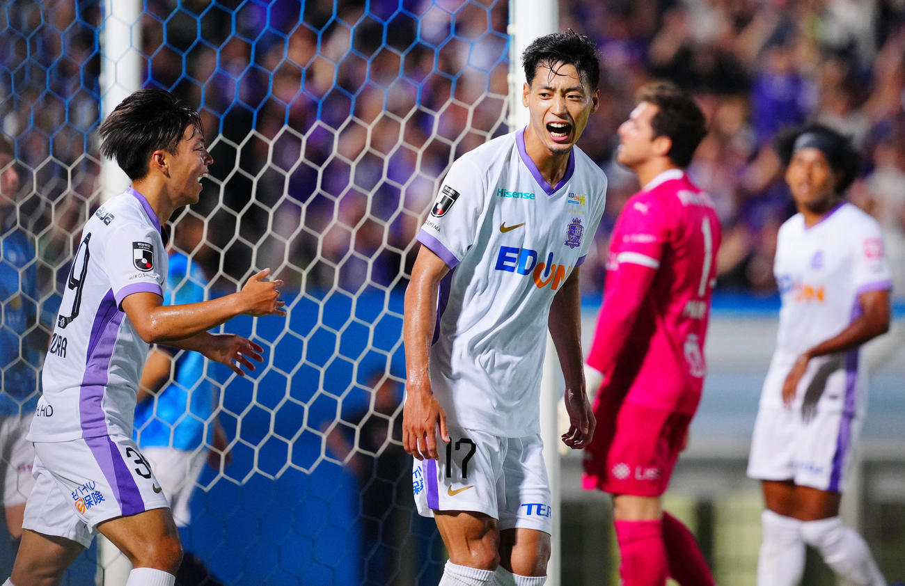 横浜FC対広島　後半、自身2点目のチーム4点目となるゴールを決め雄たけびをあげる広島木下（中央）（撮影・垰建太）