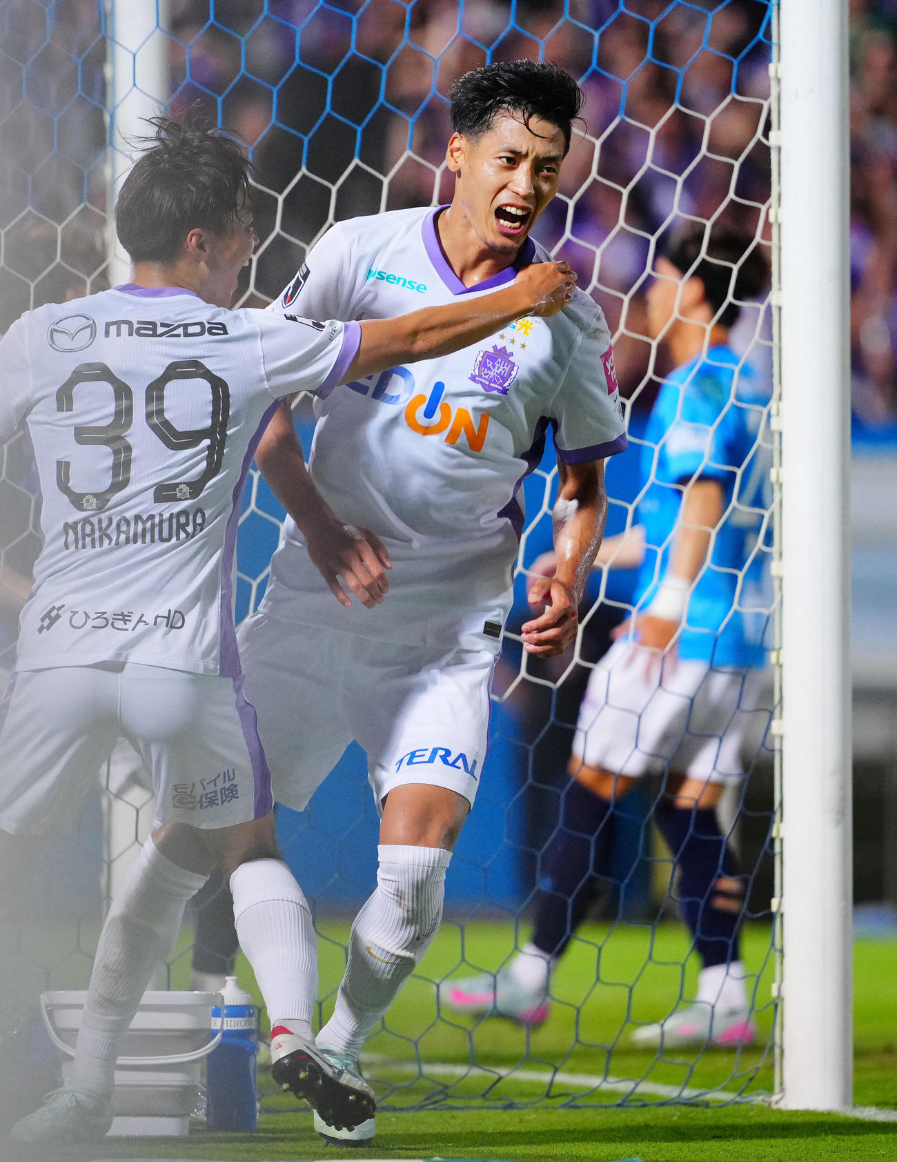 横浜FC対広島　後半、自身2点目のチーム4点目となるゴールを決め雄たけびをあげる広島木下（右）（撮影・垰建太）