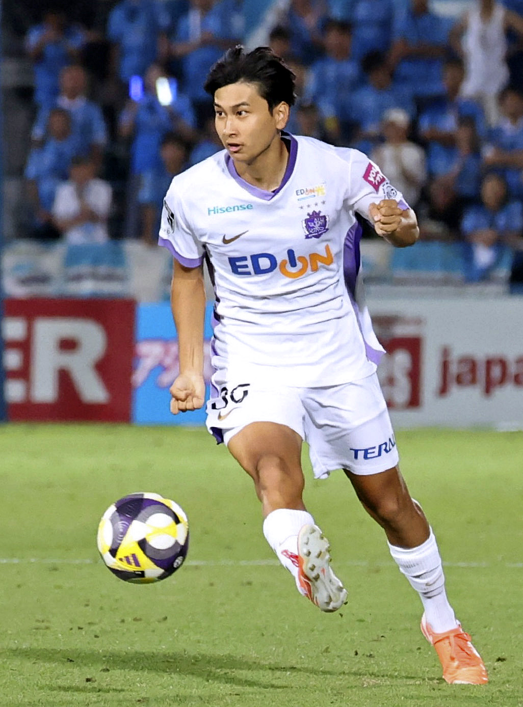 横浜FC対広島　後半、ゴール前にパスを出す広島中島（共同）