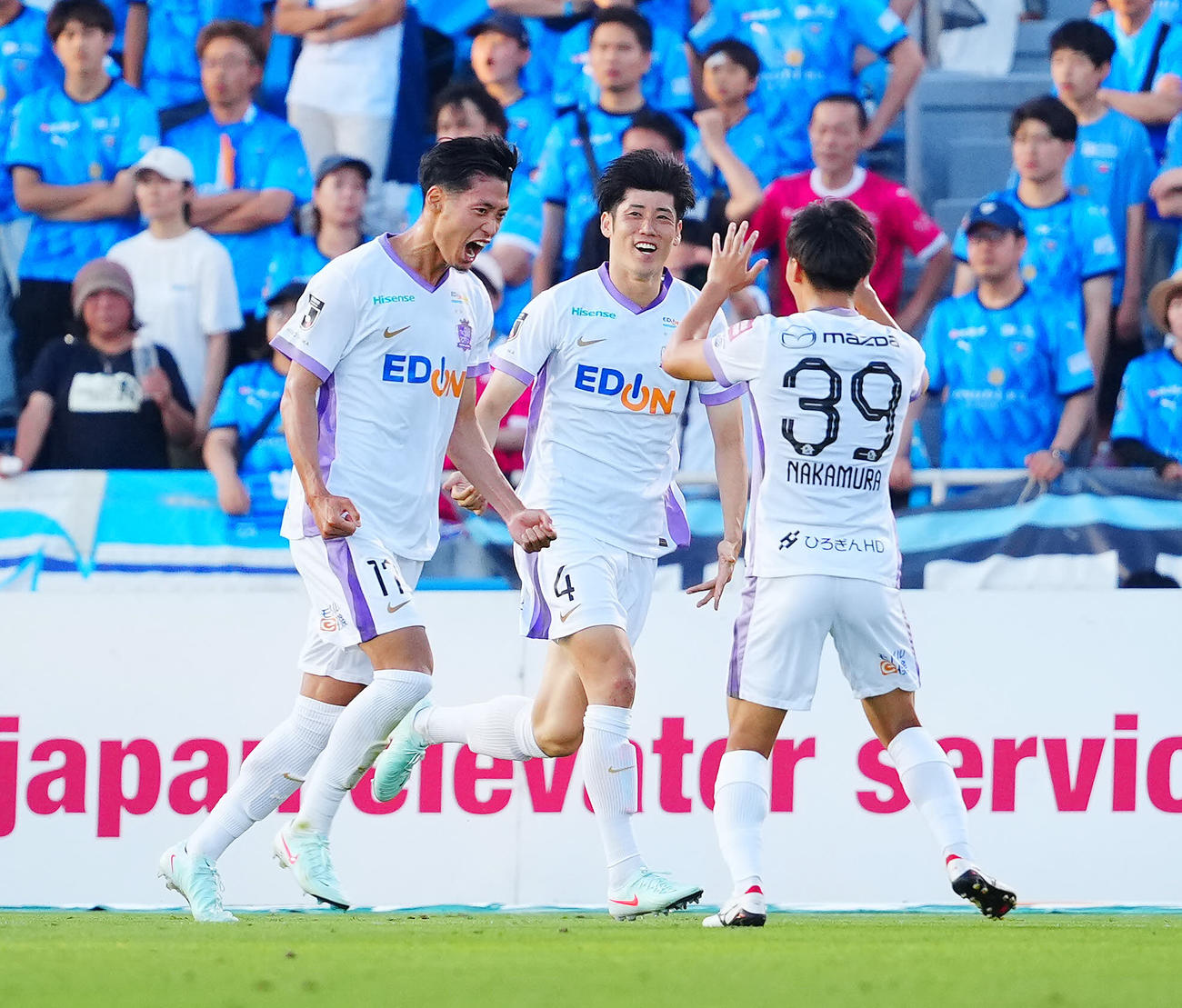 横浜FC対広島　前半、ヘディングで先制ゴールを決め喜ぶ広島木下（左）（撮影・垰建太）