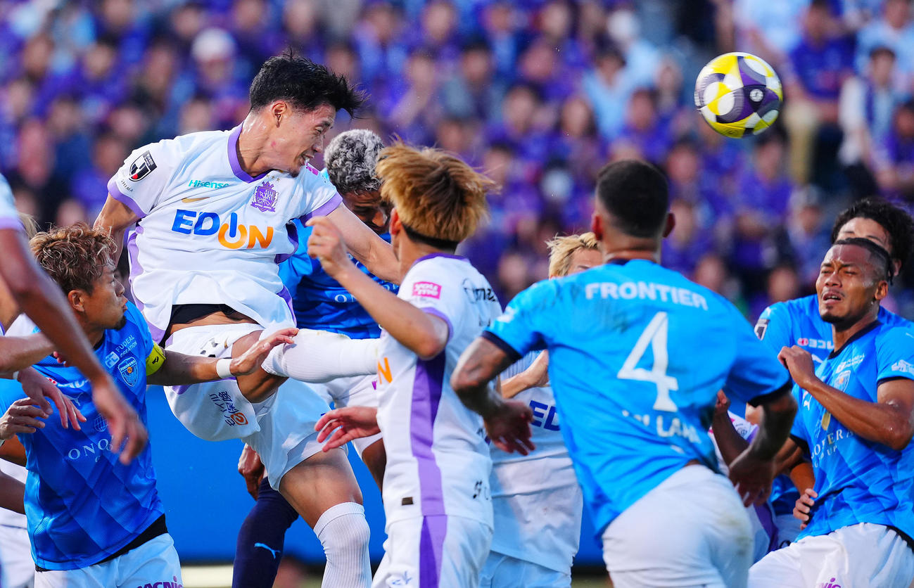 横浜FC対広島　前半、ヘディングでボールをはね返す広島木下（左）（撮影・垰建太）