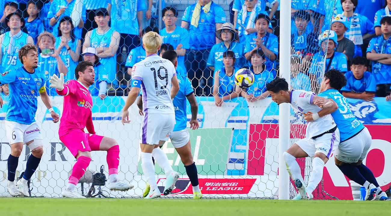 横浜FC対広島　前半、ヘディングで先制ゴールを決める広島木下（右から2人目）（撮影・垰建太）