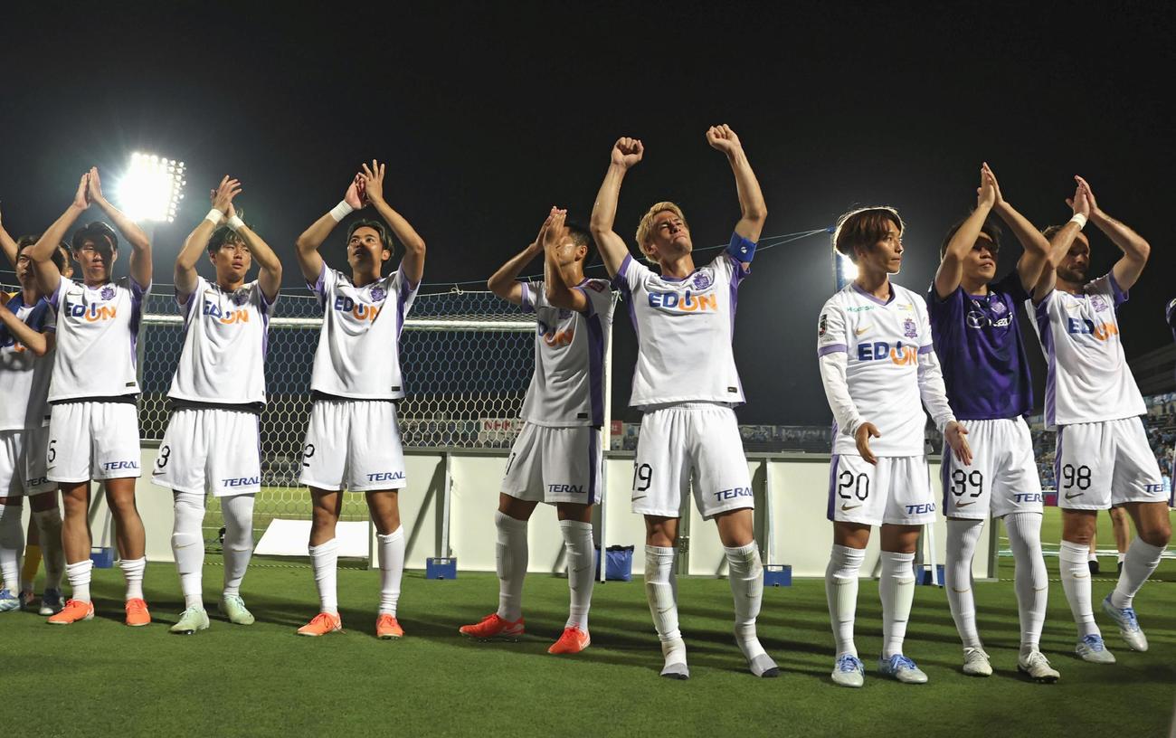 横浜FCに快勝し、サポーターと喜びを分かち合う広島の選手たち（共同）