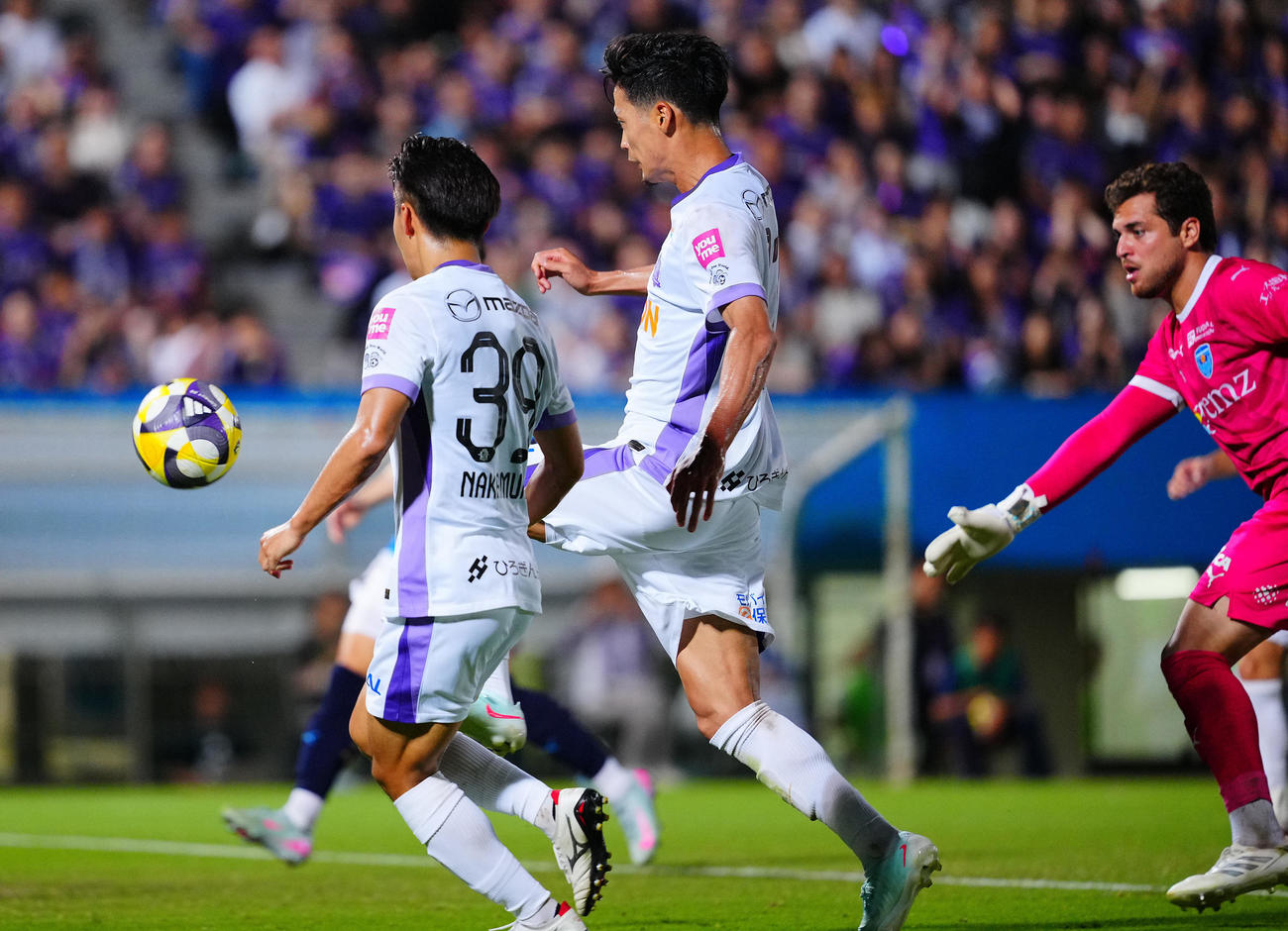 横浜FC対広島　後半、自身2点目のチーム4点目となるゴールを決める広島木下（中央）（撮影・垰建太）