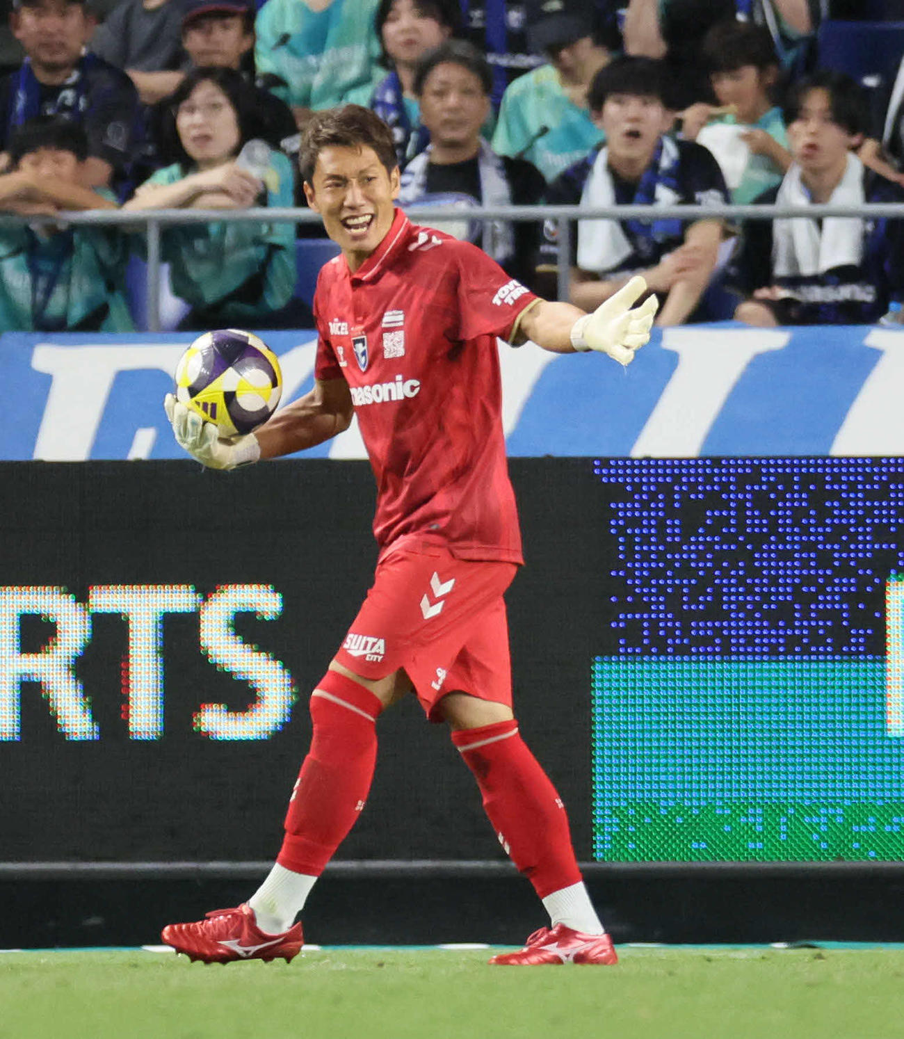G大阪対FC東京　後半、ゴールを守るG大阪GK一森純（撮影・宮崎幸一）