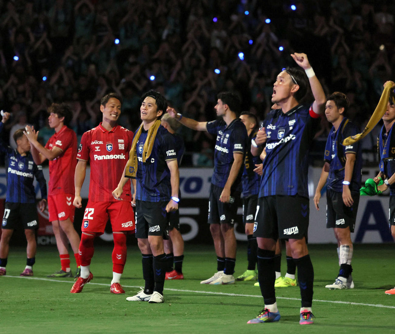 G大阪対FC東京　勝利を祝う、左からG大阪GK一森純、岸本武流、宇佐美貴史（撮影・宮崎幸一）