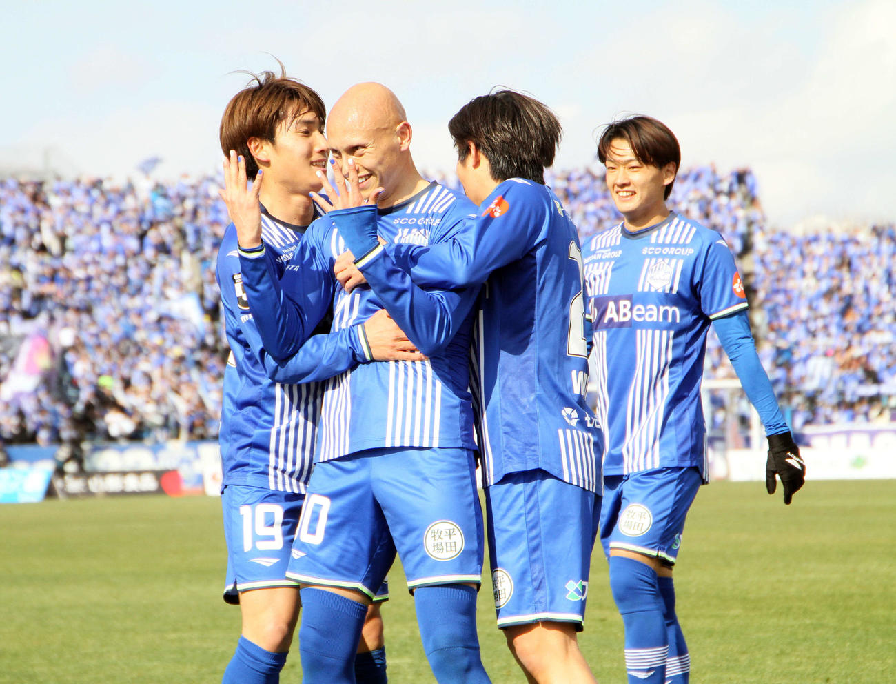 山形ディサロ燦シルヴァーノ（左から2人目）（2025年撮影）