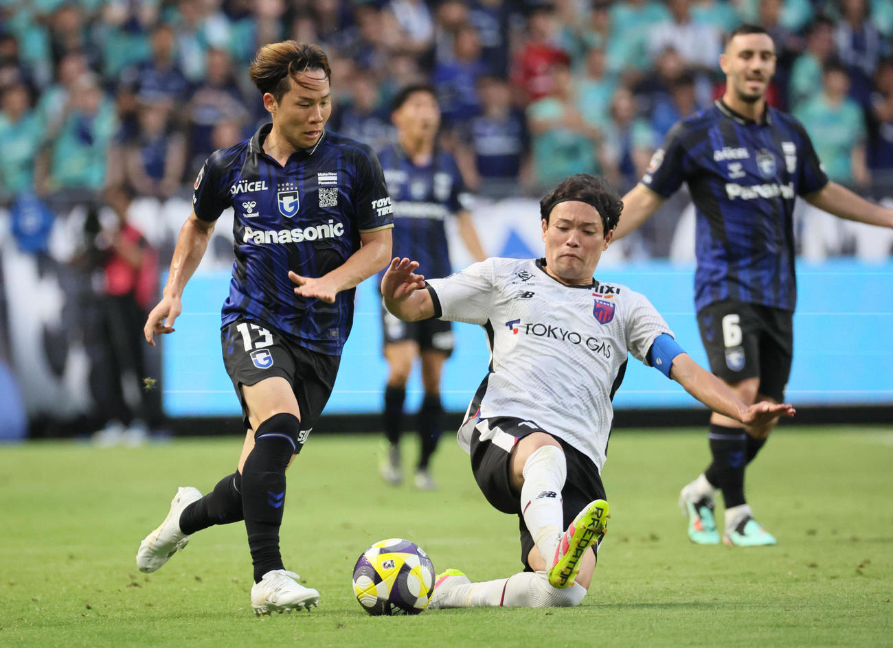 G大阪対FC東京　前半、ドリブルで攻めるG大阪安部（撮影・宮崎幸一）