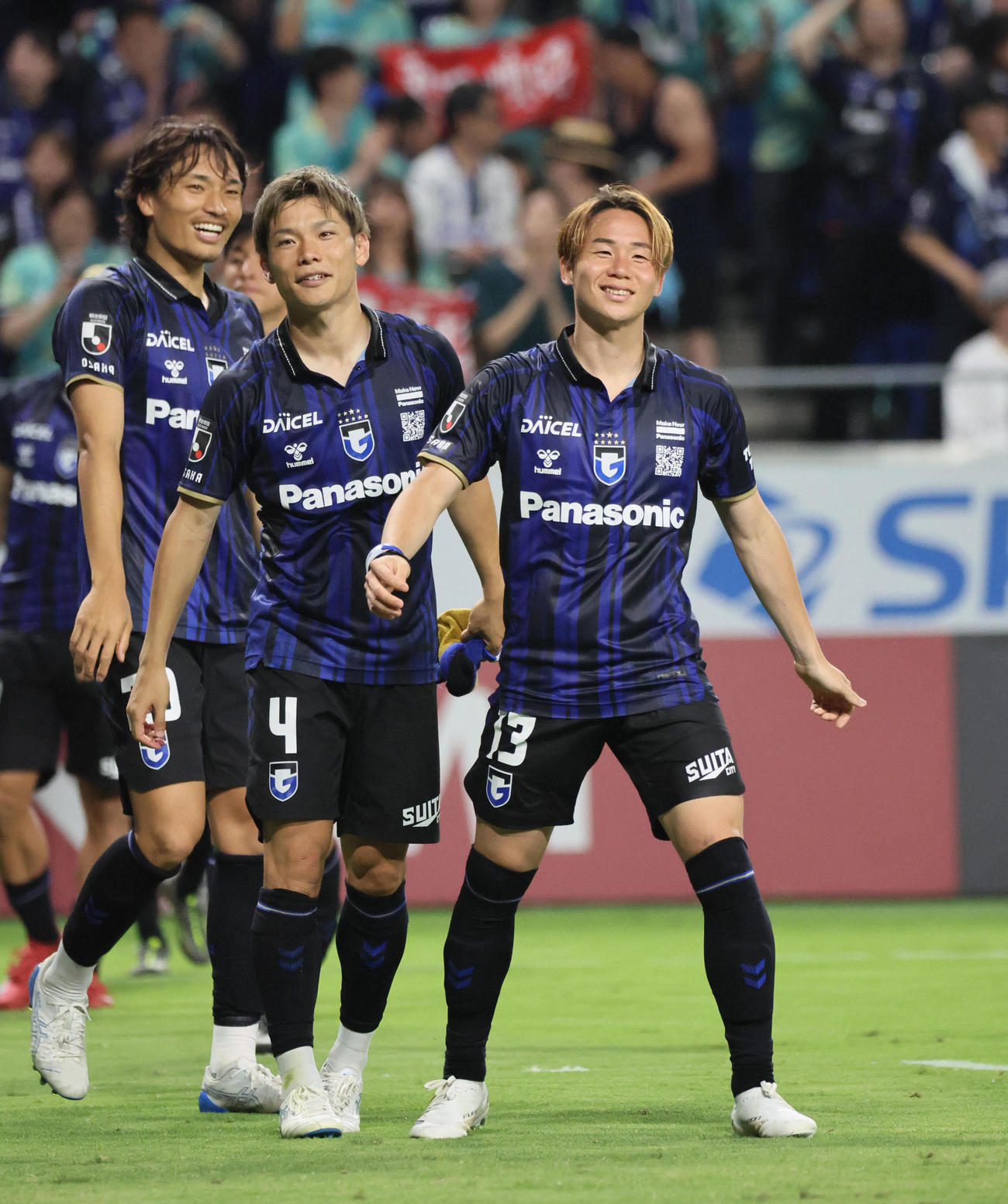 G大阪対FC東京　ス勝利し笑顔を見せるG大阪安部柊斗（右）（撮影・宮崎幸一）