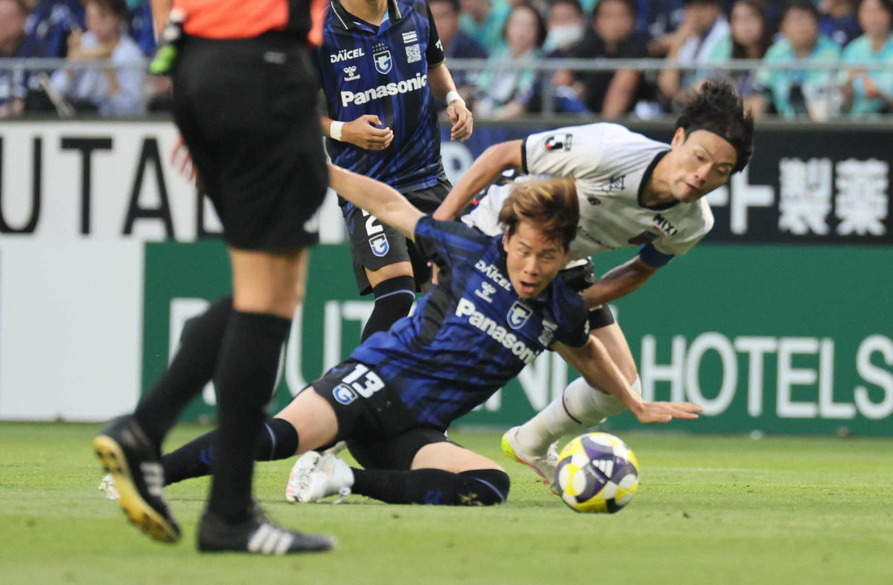 G大阪対FC東京　前半、G大阪安部柊斗はFZC東京東慶悟と激しく競り合う（撮影・宮崎幸一）