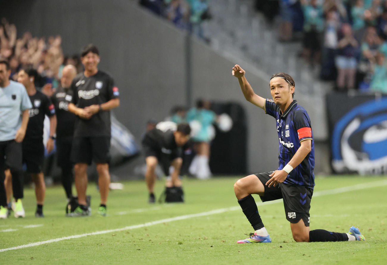 G大阪対東京　前半、フリーキックを直接決めて先制したG大阪宇佐美（撮影・宮崎幸一）