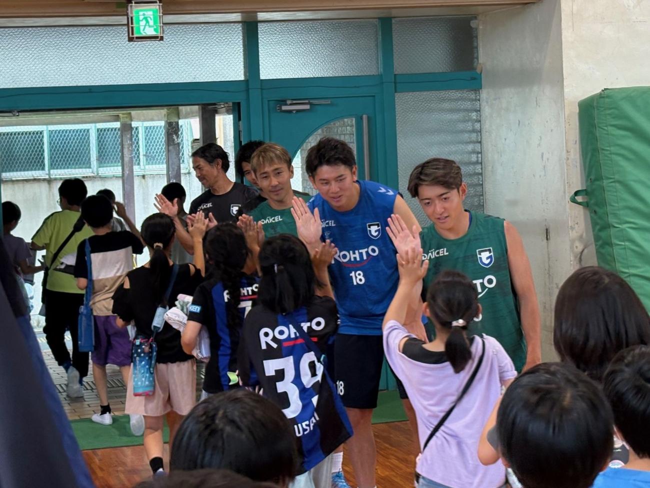 ホームタウンふれあい活動で大阪・豊中市内の小学校を訪問したG大阪の（右から）MF名和田、GK荒木、MF倉田、藤田アカデミーコーチ、明神コーチ