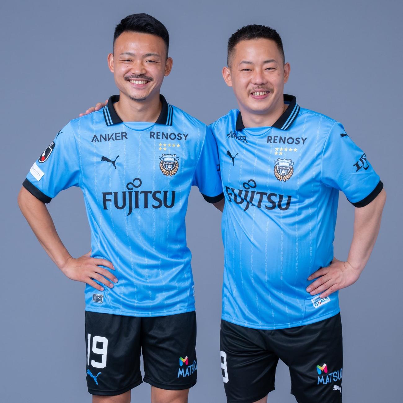 川崎フロンターレの河原創（左）と7月5日のホーム鹿島アントラーズ戦で始球式を務めるお笑いコンビ、ザ・マミィの酒井貴士（（C）川崎フロンターレ）