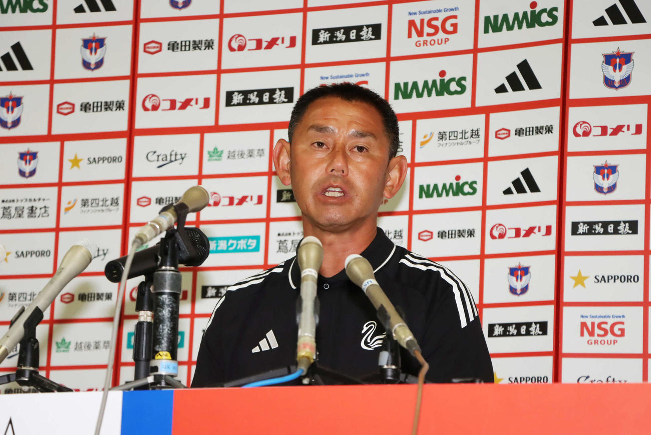就任会見に臨む入江監督