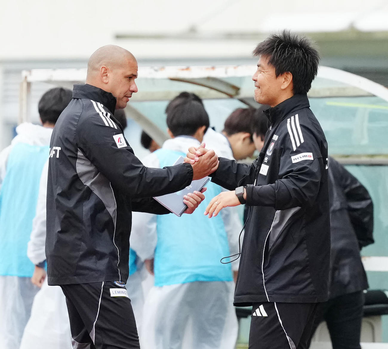 25年5月31日　町田対横浜　試合後、握手を交わす横浜キスノーボ監督（左）と大島ヘッドコーチ（撮影・江口和貴）