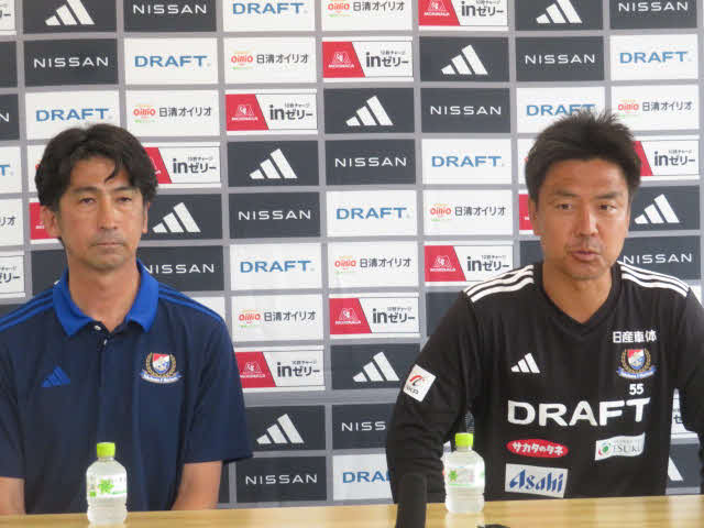 横浜の大島秀夫新監督（右）と西野努SDが並んで会見する