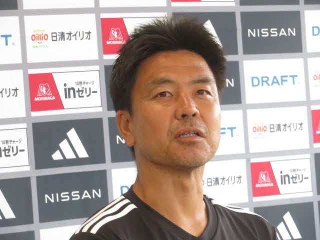 横浜の大島秀夫新監督は就任会見で覚悟を口にする