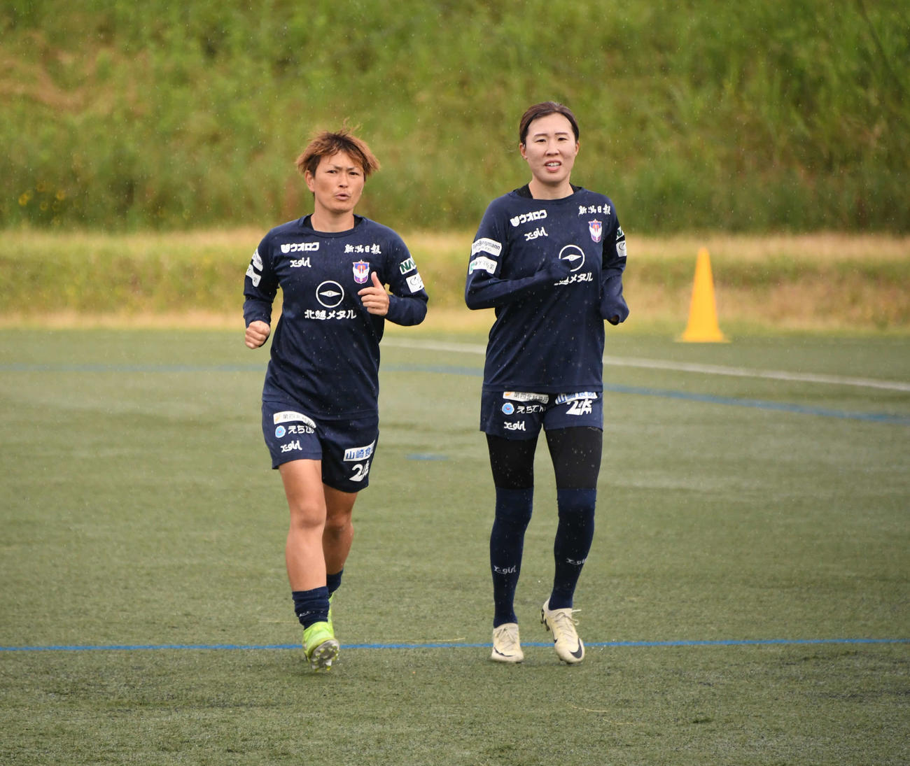 川村(右)と並んでランニングをする上尾野辺