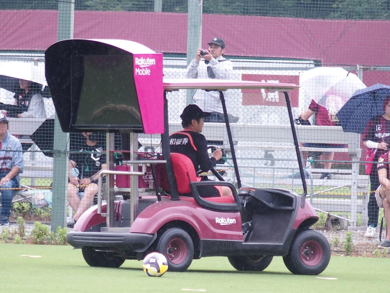 新たに導入された映像確認用改造カート（撮影＝永田淳）