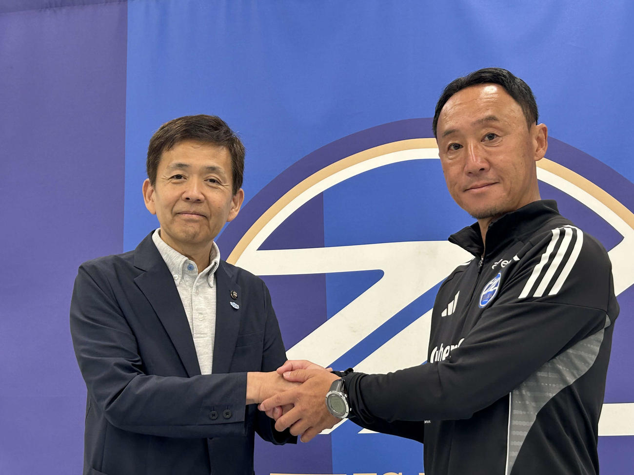 青森市の西秀記市長（左）から直接キャンプ誘致を受けた町田の黒田剛監督