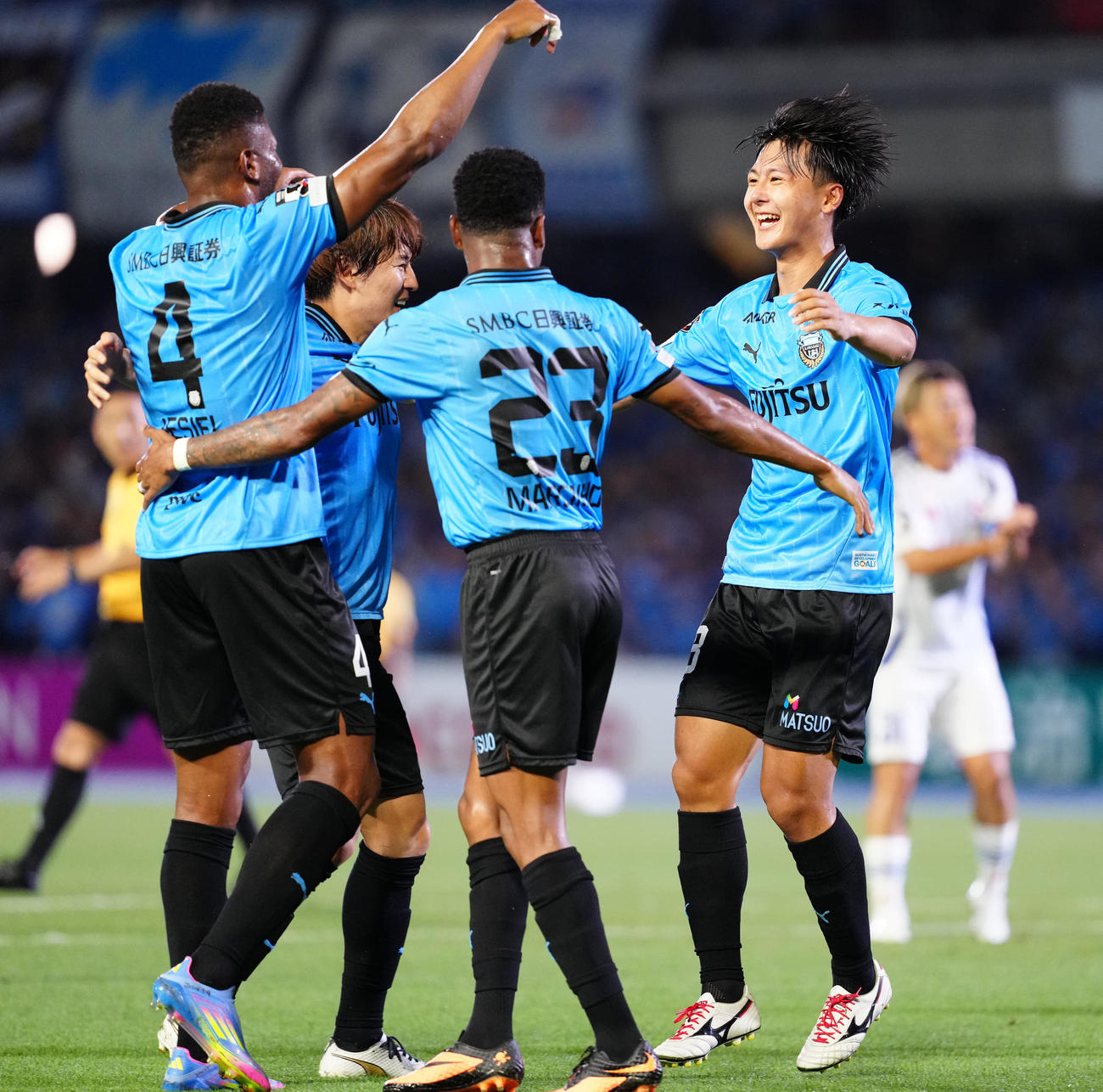 川崎F対新潟　前半、ゴールを決め笑顔を見せる川崎F神田（右）（撮影・江口和貴）