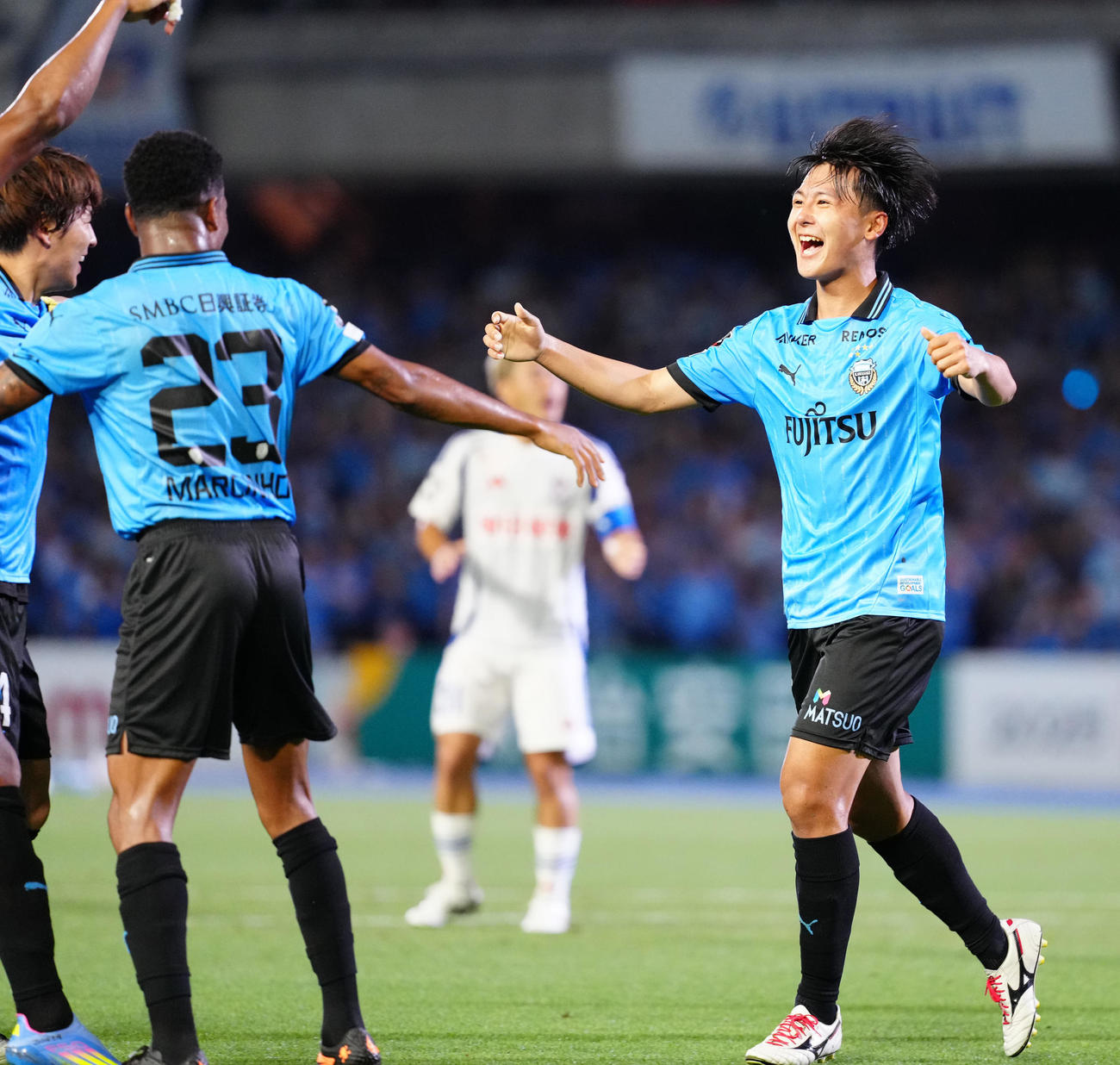川崎F対新潟　前半、ゴールを決め笑顔を見せる川崎F神田（右）（撮影・江口和貴）