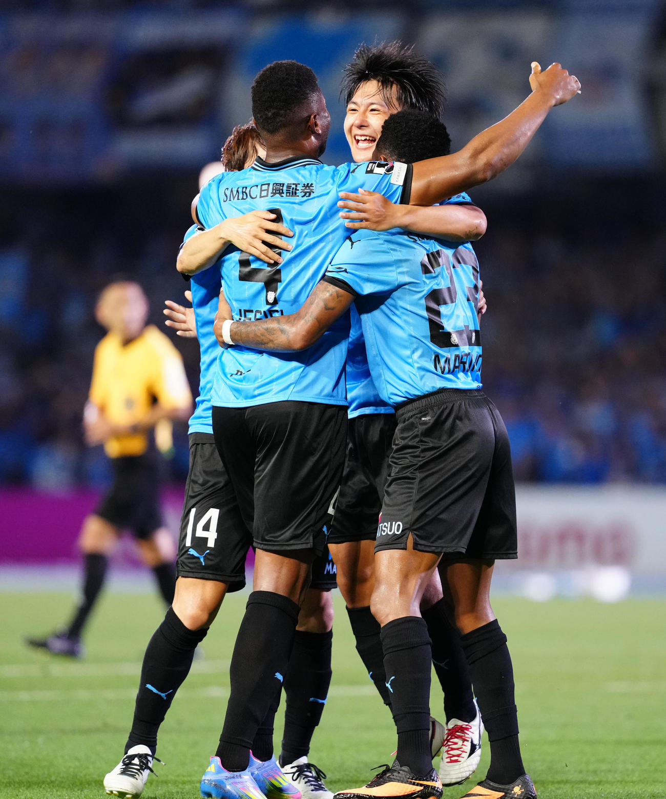 川崎F対新潟　前半、ゴールを決めチームメートと喜ぶ川崎F神田（後方）（撮影・江口和貴）