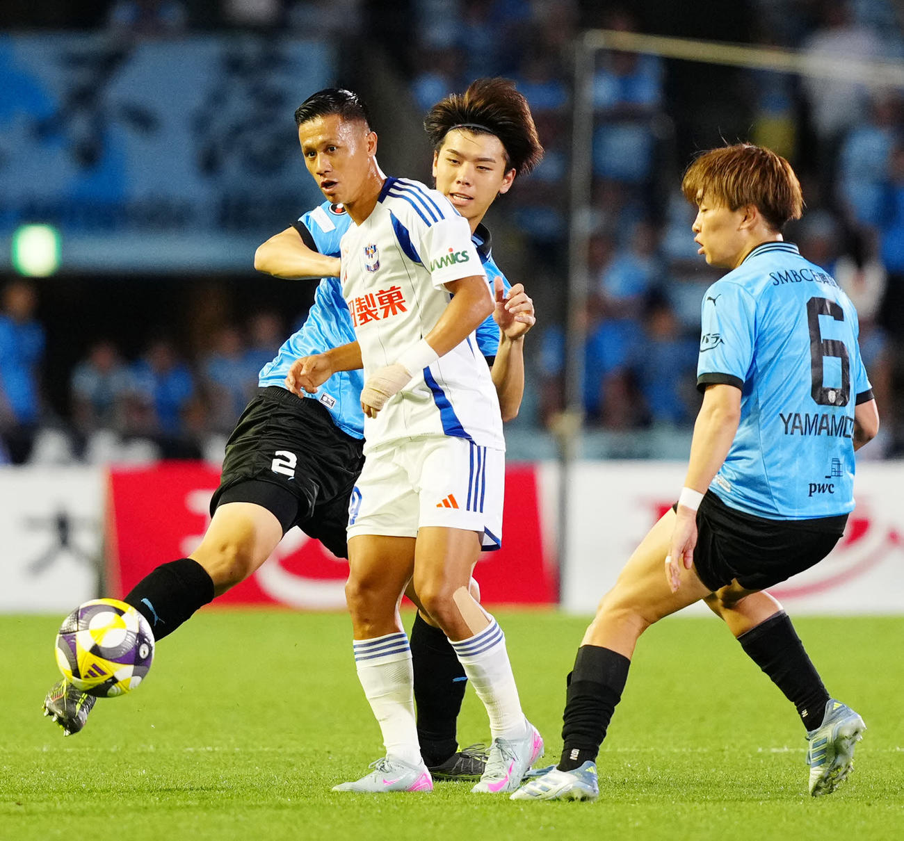 川崎F対新潟　前半、パスを出す新潟小野（中央）。後方は川崎F高井（撮影・江口和貴）