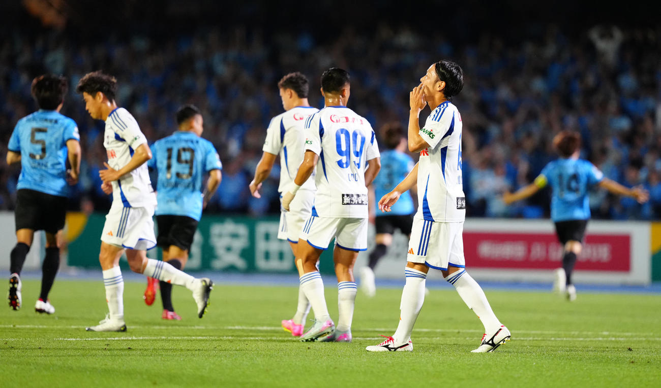 川崎F対新潟　前半、川崎F脇坂（後方右端）にFKで先制ゴールを決められ、厳しい表情を見せる新潟の選手たち（撮影・江口和貴）