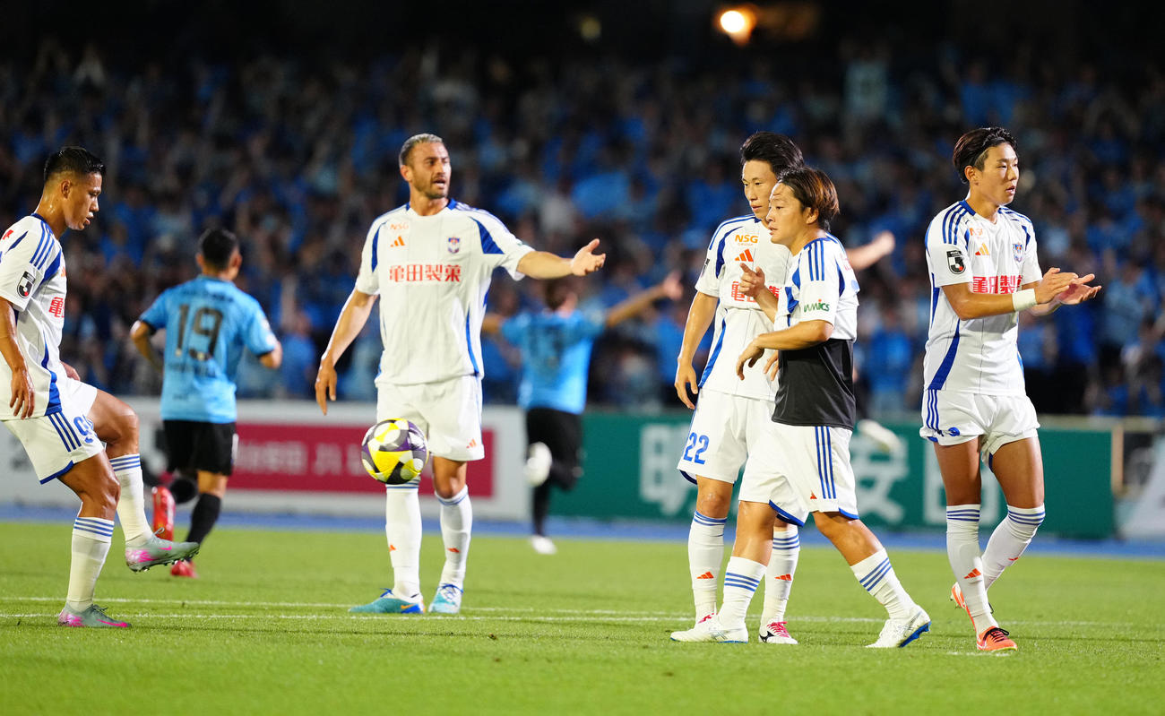 川崎F対新潟　前半、川崎F脇坂にFKで先制ゴールを決められ、厳しい表情を見せる新潟の選手たち（撮影・江口和貴）